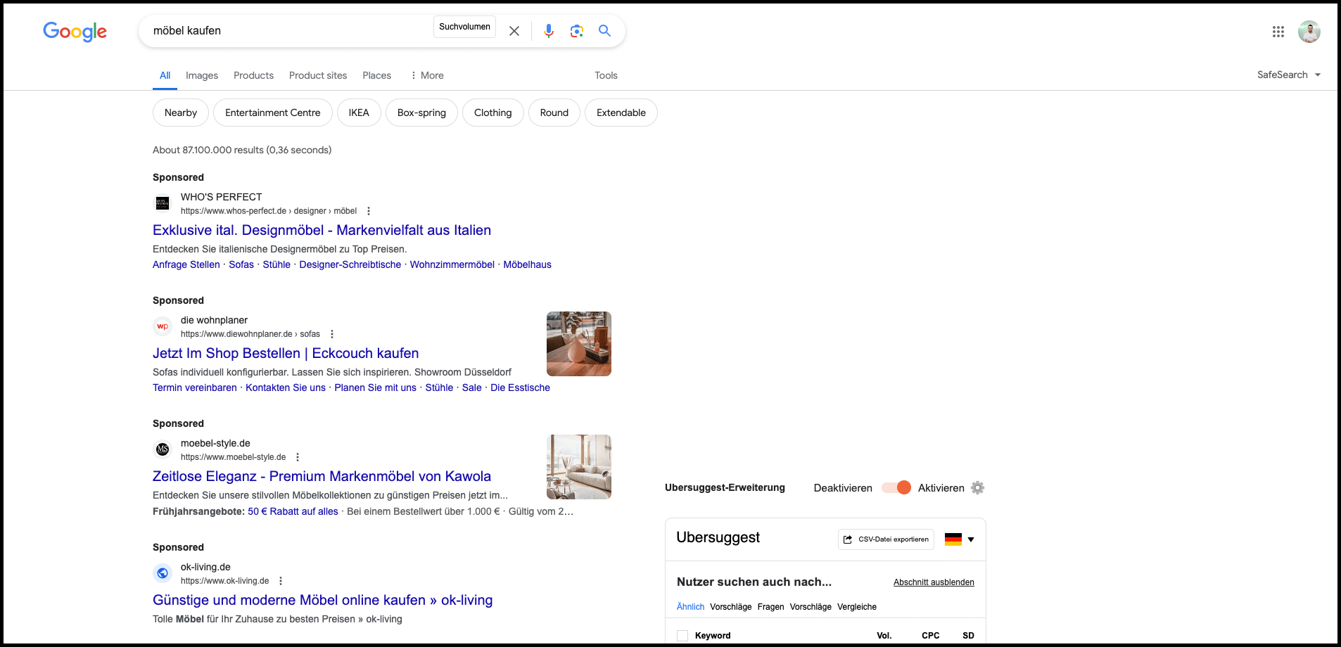 Google-Suchergebnisseite für Möbelkauf mit gesponserten Anzeigen und einer Ubersuggest-Erweiterungsleiste unten auf der Seite.