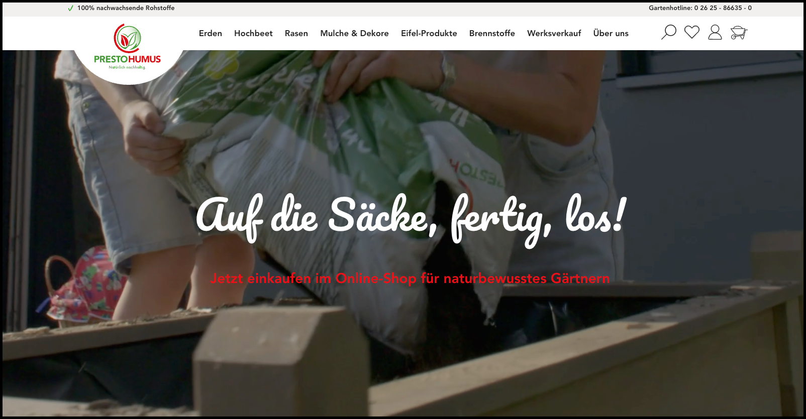 Screenshot einer Website, wo alle Elemente des Copywritings erfolgreich implementiert wurden. Abgebildet sind zwei Personen, die einen großen Sack Gartenerde tragen, mit einem unscharfen Hintergrund, der eine Gartenszene andeutet.