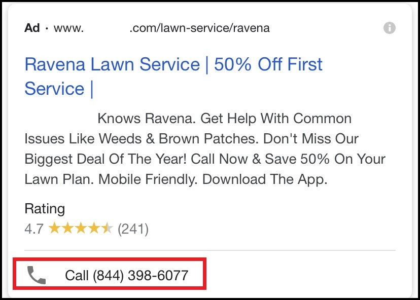 Anzeige mit Anruf-Erweiterung, die eine Telefonnummer „(844) 398-6077“ bereitstellt, um direkte Anrufe zu ermöglichen. Diese Erweiterung fördert Anrufe für Dienstleistungen wie Rasenpflege.