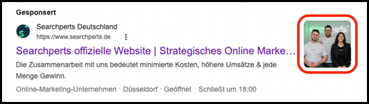 Anzeige von „Searchperts Deutschland“ mit einem eingebetteten Bild des Teams. Diese Bild-Erweiterung erhöht die visuelle Attraktivität und zeigt das Team von Searchperts.