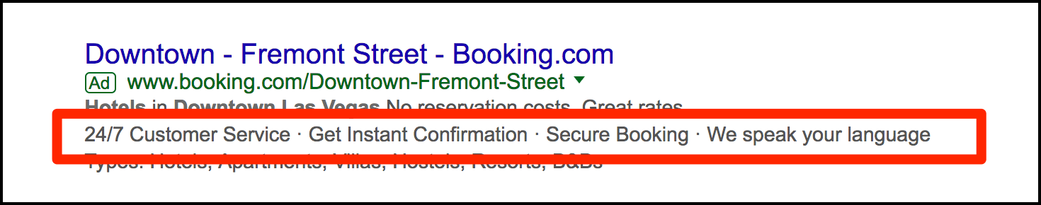 Anzeige von „Booking.com“ mit Callout-Erweiterungen wie „24/7 Customer Service“ und „Secure Booking“, die wichtige Verkaufsargumente direkt hervorheben.