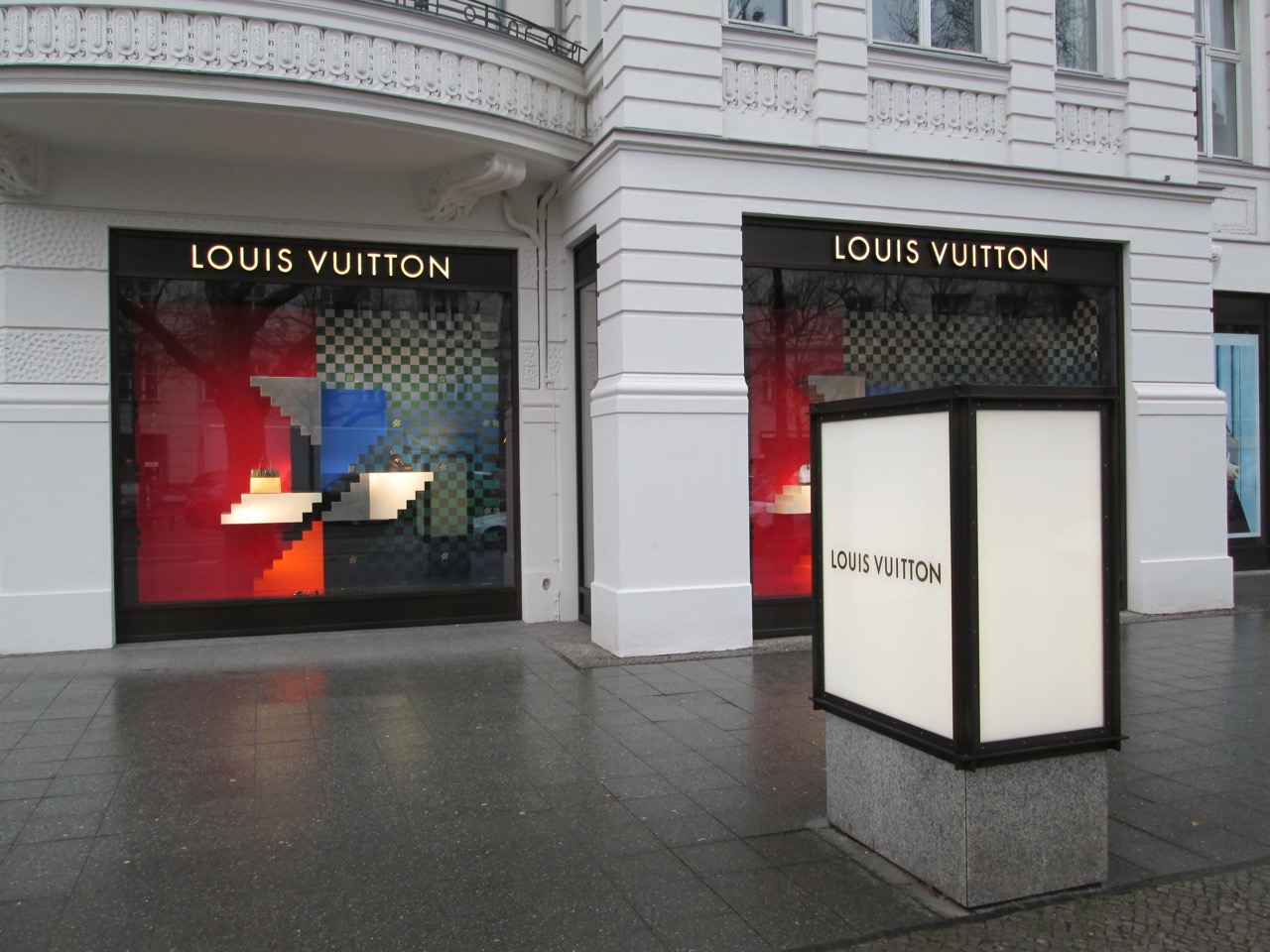 Leuchtreklame für den Kunden Louis Vuitton von dem Düsseldorfer Unternehmen Formlicht.