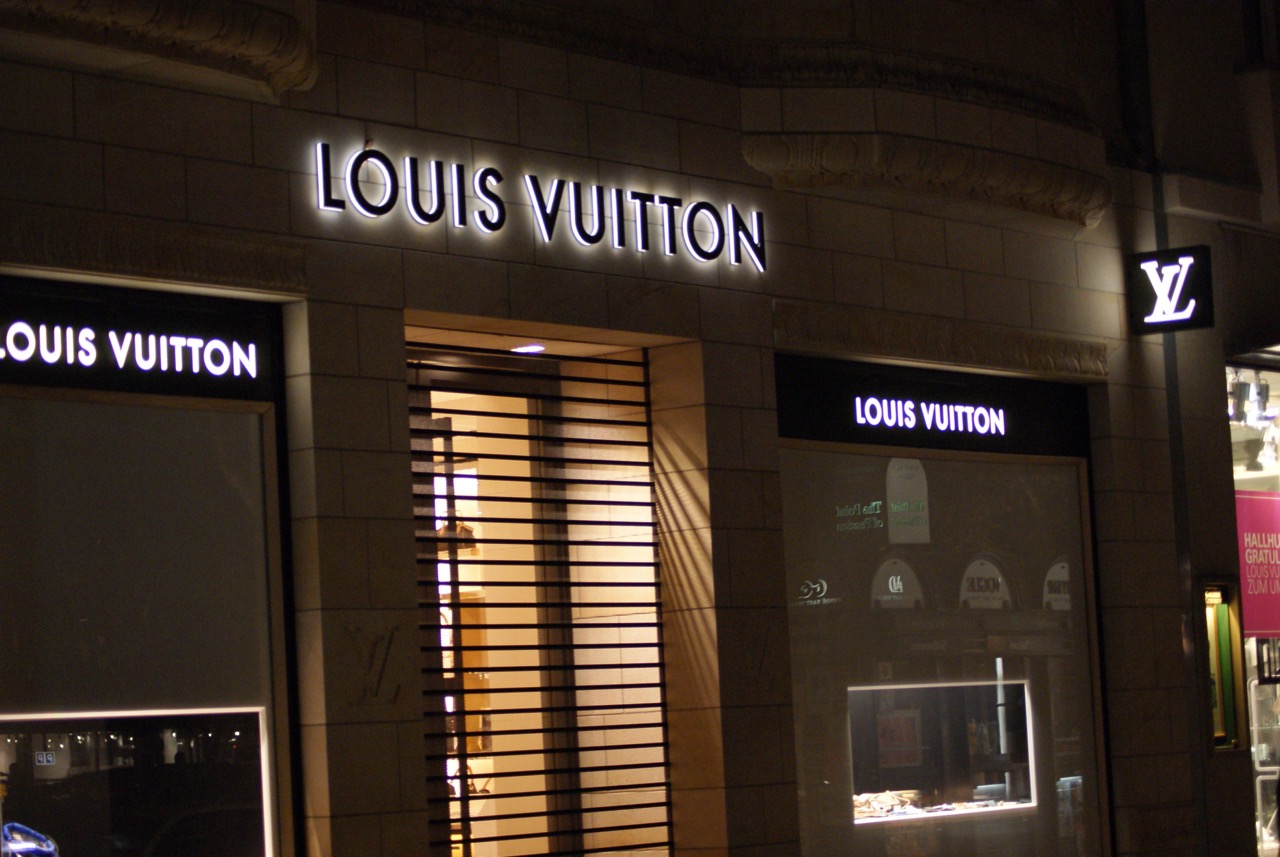 Leuchtreklame für Louis Vuitton von Formlicht aus Düsseldorf.