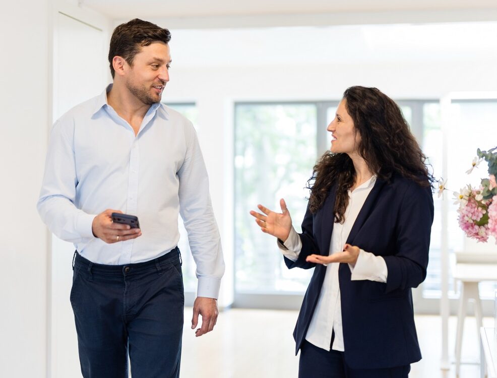 Google Ads Experten von Searchperts im Gespräch im Büro, Ansprechpartner für Unternehmen aus Köln