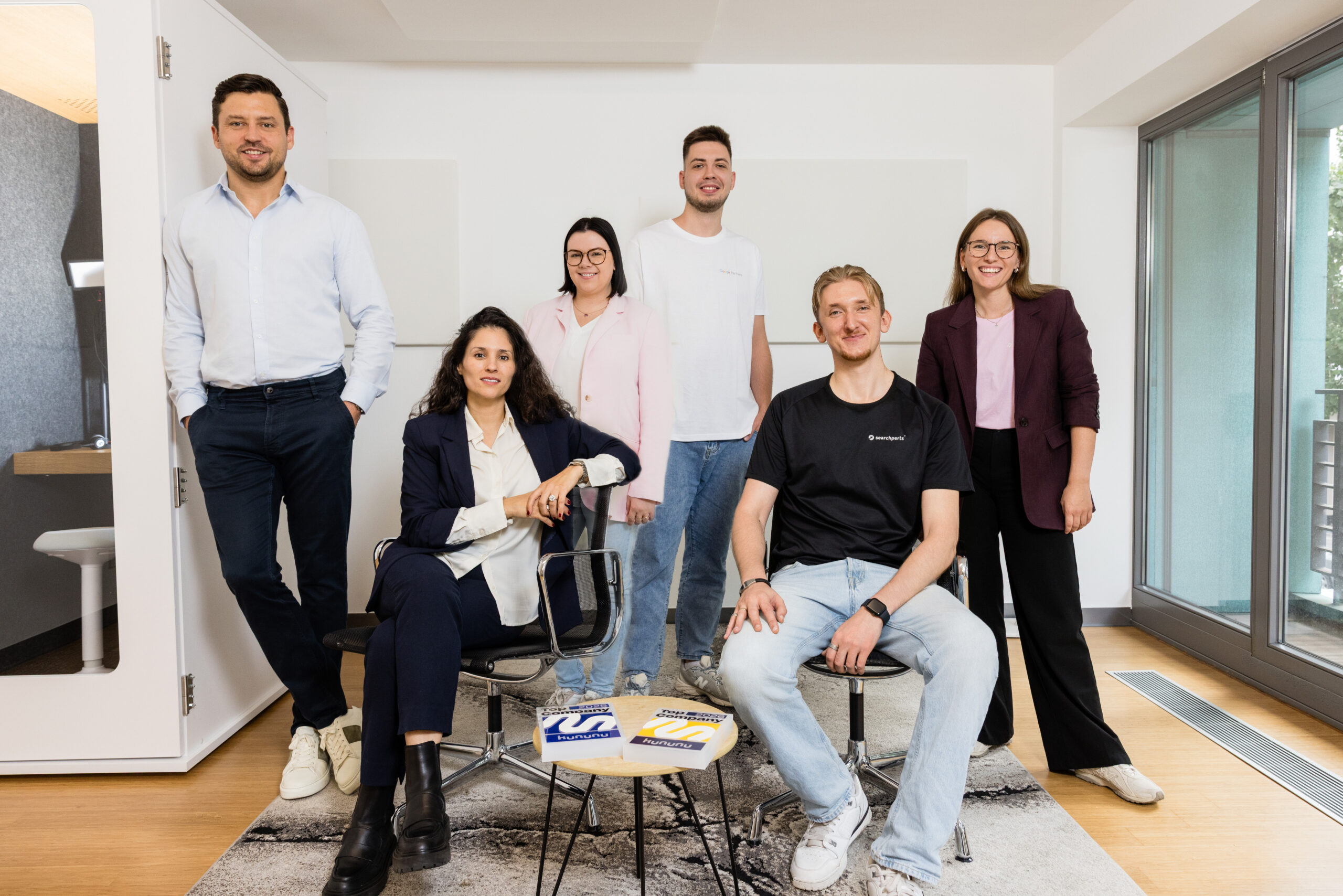 Searchperts SEA Agentur für profitables Wachstum Gruppenfoto mit CEO, Head of Client Success, Account Managerin und Account Manager, Sales Experte und Content Managerin.