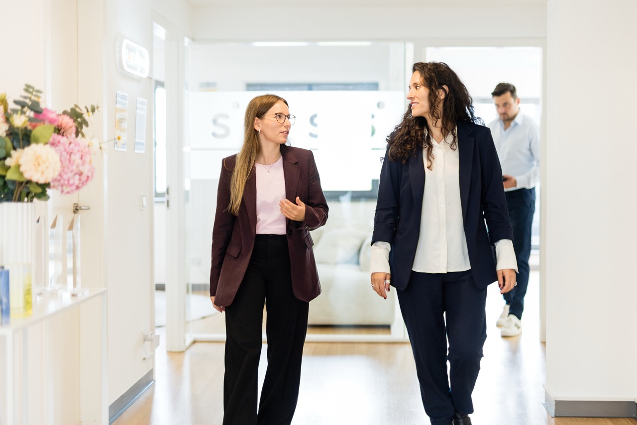 Mitarbeiterinnen der Google Ads Agentur Searchperts im Office