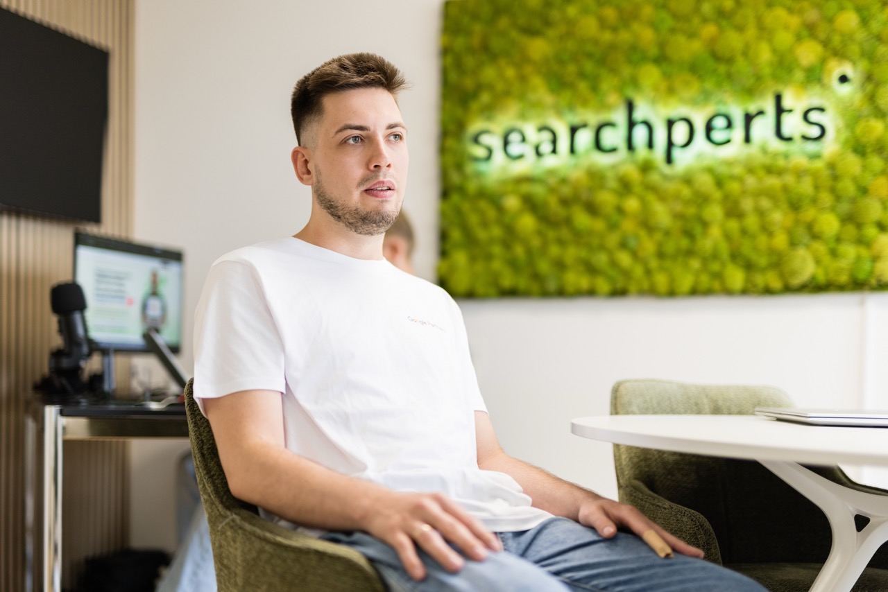 Searchperts Mitarbeiter im Strategiegespräch vor der Searchperts Mooswand