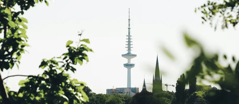 Google Ads Betreuung in Hamburg: Heinrich-Hertz-Turm über der Außenalster