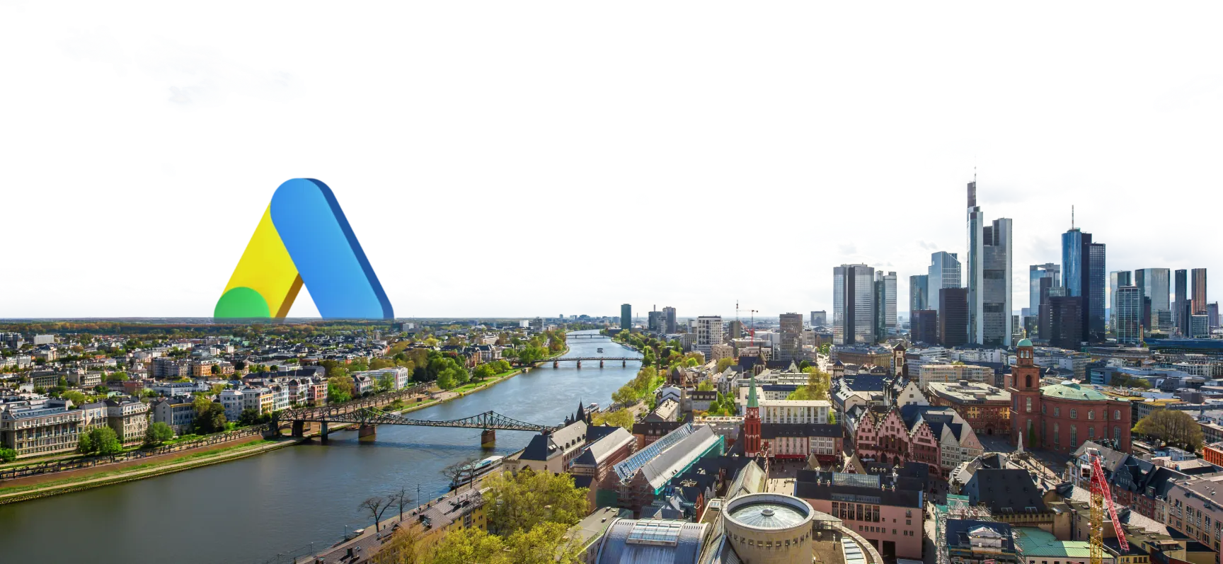 Google Ads Experten in Frankfurt: Google-Ads-Logo über dem Main mit Altstadt und Skyline