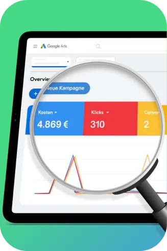 Google Ads Quick-Fix für Unternehmen in Köln: Tablet mit Google-Ads-Kontoübersicht unter der Lupe