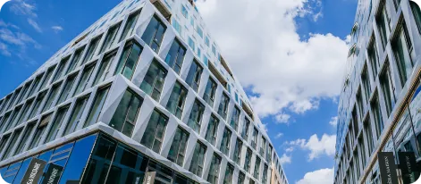 Moderne Glasfassade eines Bürogebäudes, Google Ads Betreuung für Unternehmen in Stuttgart